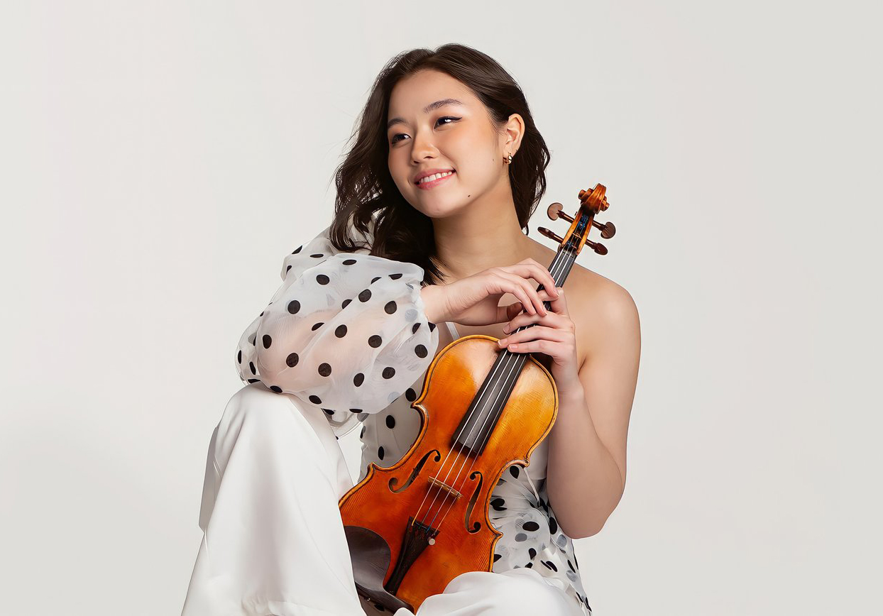 women playing the violin